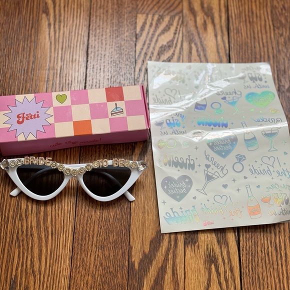 Xo fetti bride sunglasses & temporary tattoos 🕶️ 👰🏻♀️👰 - Picture 1 of 10